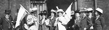 Media Name: suffragettes_demonstrating_outside_the_police_court.jpg